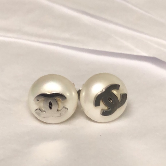 Jewelry - 🐝5 for $25 🐝 NWOT off white CC earrings